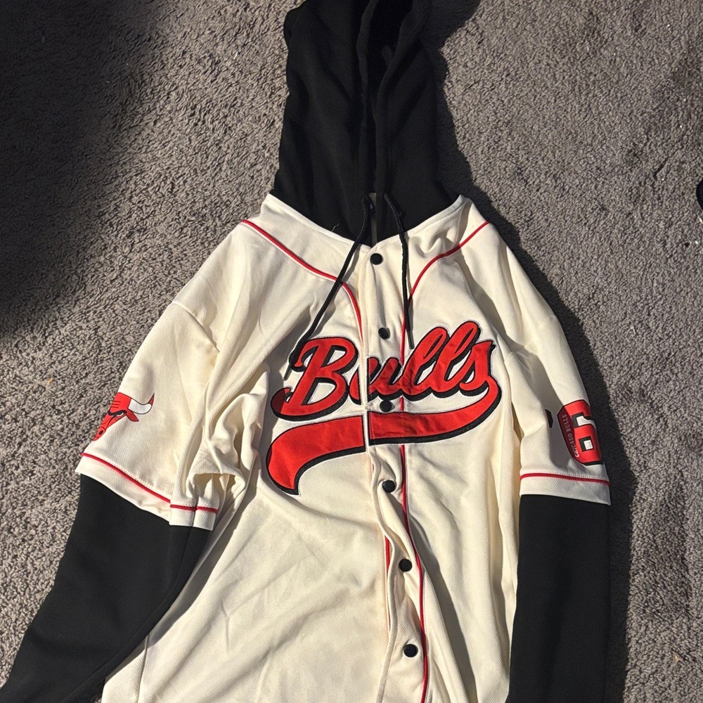 Bulls Hooded Jersey with Black Sleeves